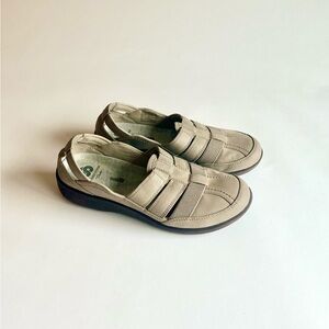 Clark’s Grey Leather Rubber Outsole Sneakers size 8.5